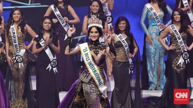 Sosok cantik yang dapat berbahasa asing masih dilihat sebagai citra ideal mengenalkan sebuah negara dan pariwisata lokalnya kepada dunia.