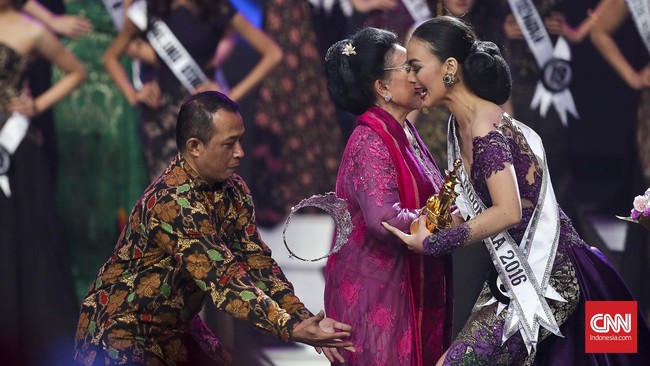 Puteri Indonesia harus kehilangan sosok pendirinya, Mooryati Soedibyo. Sosok yang kerap disapa Eyang Moor ini meninggalkan warisannya untuk perempuan Indonesia.
