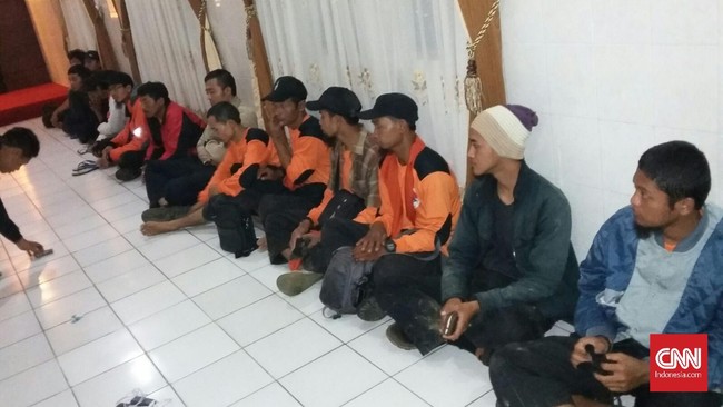 Rombongan Jamaah Anshorus Syariah dibebaskan setelah menjalani pemeriksaan 1x24 jam. Polisi tidak cukup bukti membuktikan dugaan pelatihan perang mereka.