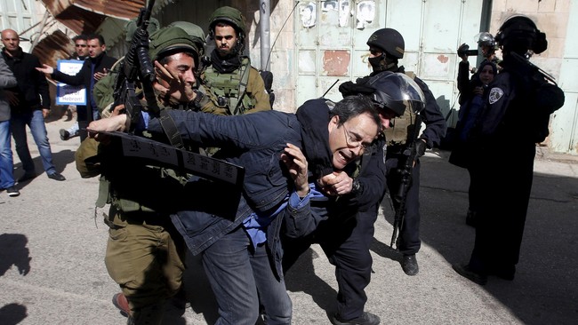 Sepuluh warga Israel ditahan saat mereka berpartisipasi dalam peringatan tewasnya 29 warga Palestina oleh ekstremis Yahudi pada 1994.