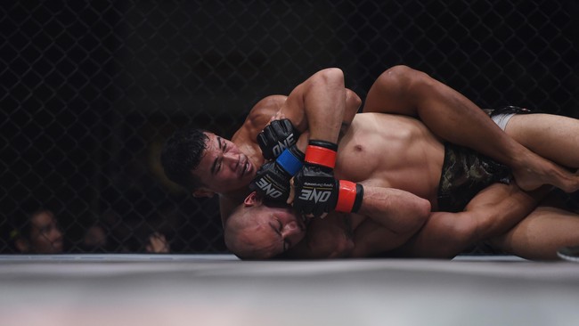 Jurus soccer kick atau sepakan ke kepala kini jadi jurus yang dilarang dalam ajang ONE Championship. Hal itu mulai diberlakukan di Makau.