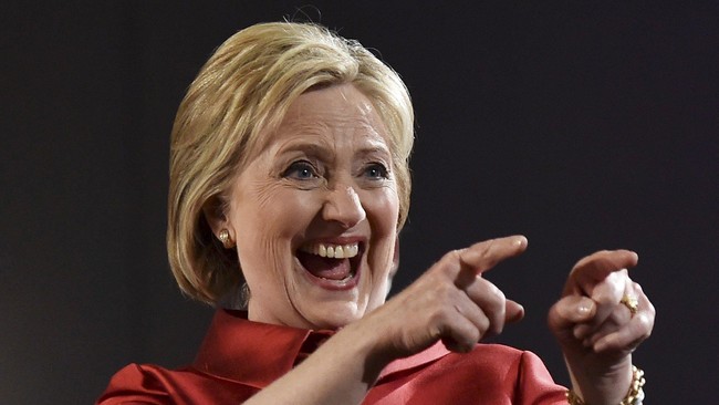 Hillary Clinton menang telak atas Bernie Sanders dengan unggul hampir 50 persen suara di pemilu primer di South Carolina menjelang Super Tuesday. 