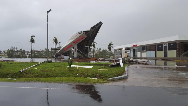 Topan Winston menghantam Fiji, menewaskan setidaknya lima orang dan meratakan banyak bangunan dengan tanah.