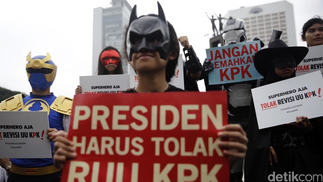 Ancaman mundur dari jabatan yang dilontarkan oleh Ketua KPK Agus Rahardjo dianggap sebagai persoalan serius. Pimpinan DPR akan membahasnya siang ini di Istana.