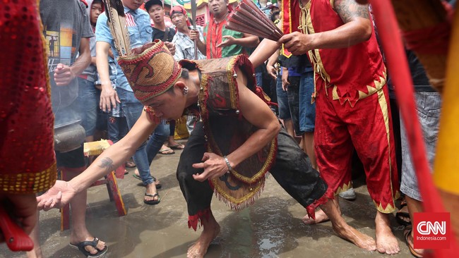 Penolakan terjadi karena warga menerima informasi bahwa Tengku melontarkan pernyataan yang melecehkan warga Dayak melalui media sosial.