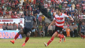 Suporter Sepak Bola Bekasi Mengkritis Status Klub