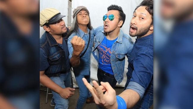 Fajar Endra Taruna Mangkudisastro, atau yang lebih dikenal dengan nama Jarwo Naif angkat bicara terkait kabar bubarnya band Naif.