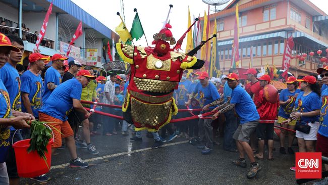 Bagi yang ingin merayakan Cap Go Meh di Singkawang, sebaiknya memesan hotel dari sekarang, karena banyak hotel yang habis dipesan.