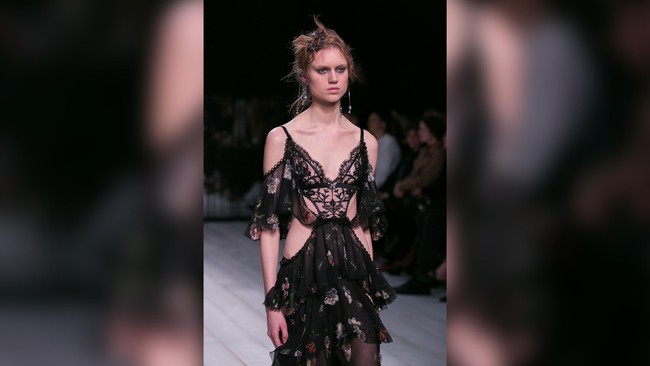 Kembalinya Alexander McQueen ke London Fashion Week