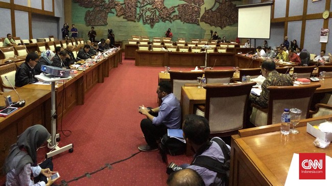 Rapat tersebut rencananya akan mengundang Polri dan TNI untuk memastikan akar persoalan dari pengadaan senjata yang kini menjadi polemik.