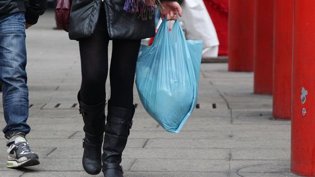 Kebijakan kantong plastik berbayar untuk mengurangi sampah dinilai salah sasaran. Alasannya, 70 persen kantong plastik beredar di pasar tradisional.