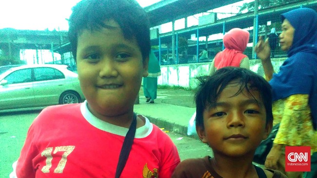 Kalau kalian selama ini tak pernah kesulitan memenuhi kebutuhan, bersyukurlah. Ada banyak anak yang kurang beruntung, sehingga harus bekerja.