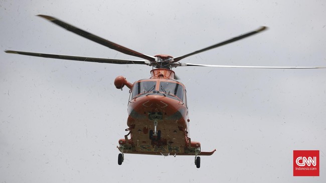 Tiga orang tim penyelamat dilaporkan tewas dalam kecelakaan helikopter di Marseille ketika menjalani misi penyelamatan banjir di Prancis selatan.