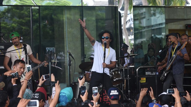 Kelompok band Slank menggelar konser musik di gedung KPK sebagai dukungan menolak revisi UU KPK yang menimbulkan perdebatan. 