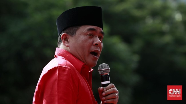 Ade Komarudin membacakan ikrar yang berisi lima butir dengan nama Panca Karsa.