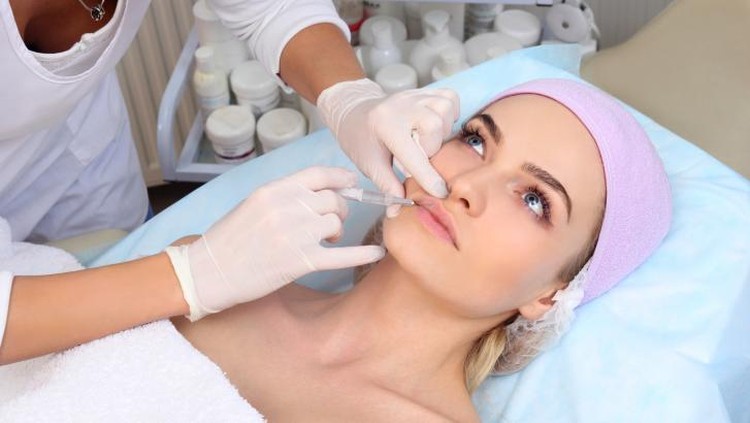 Malangnya seorang wanita asal Australia, suntik filler bibirnya berujung mimpi buruk. Ia hampir mengalami kebutaan.