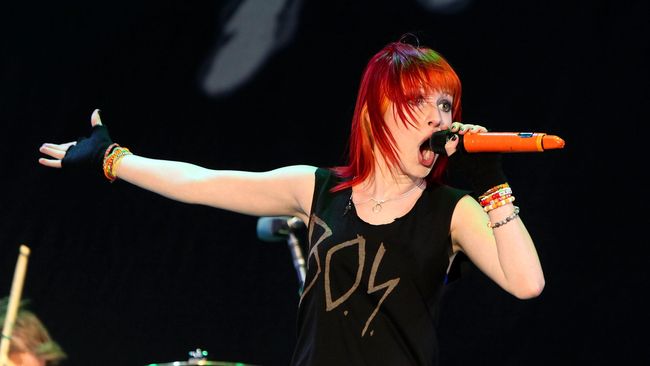Setelah delapan tahun berpacaran, Hayley Williams, vokalis Paramore, mengikat janji setia dengan Chad Gilbert, gitaris New Found Glory.