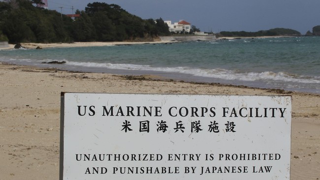 Ribuan orang berkumpul di Okinawa memprotes keberadaan pangkalan militer AS yang kerap menjadi biang masalah di wilayah itu.