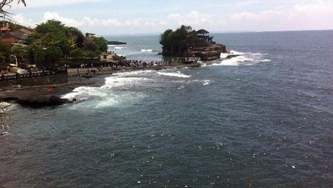 Pengelola Tanah Lot membatalkan kenaikan harga tiket yang rencananya diberlakukan April nanti karena virus corona.