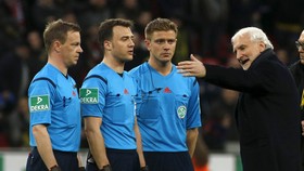 Foto Terbaik <i>Walk-Out</i> Wasit di Leverkusen vs Dortmund