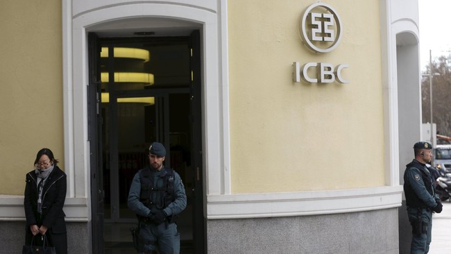Sejumlah bank di timur laut China, termasuk ICBC, membekukan rekening nasabah Korea Utara. Mereka juga melarang transfer ke warga negara Korut.