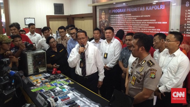 Produk yang ditawarkan dalam akun itu beraneka ragam, mulai dari sepeda motor hingga jam tangan. Namun seluruh barang yang ditawarkan itu tidak pernah ada.