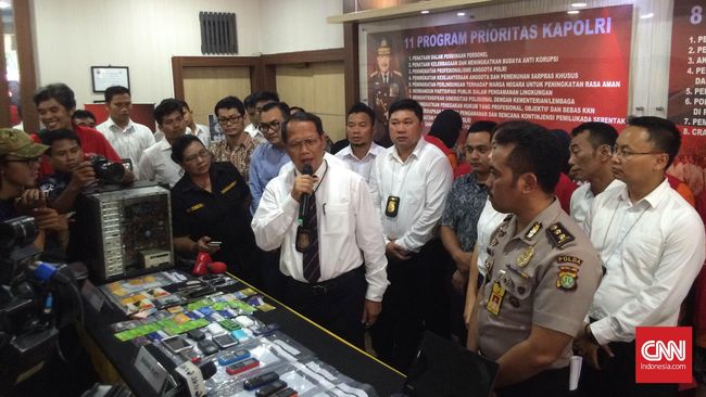 Polisi Tangkap Kelompok Penipu Jual Beli Online<script async src=