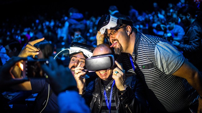 Samsung Gear VR mengalami tiga pembaruan fisik, yaitu pada touchpad baru untuk melakukan navigasi, dukungan USB Type-C, dan bidang pandang yang lebih luas.
