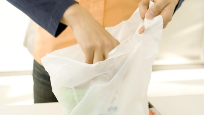 Indonesia bahkan masuk dalam peringkat kedua di dunia sebagai penghasil sampah plastik ke Laut setelah Tiongkok.