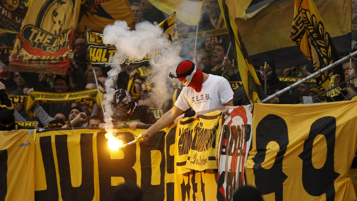 Foto Terbaik Walk-Out Wasit di Leverkusen vs Dortmund