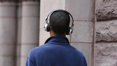 Menjaga kesehatan telinga dan pendengaran bisa dimulai dengan memperhatikan penggunaan headset atau earphone yang menjadi tren saat ini.