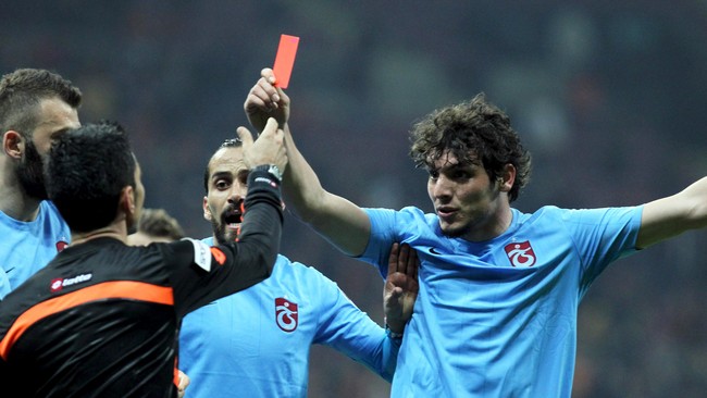 Momen unik kartu merah Salih Dursun kepada wasit diabadikan oleh klub Dursun, Trabzonspor dalam bentuk kaus yang dijual di toko resmi mereka.