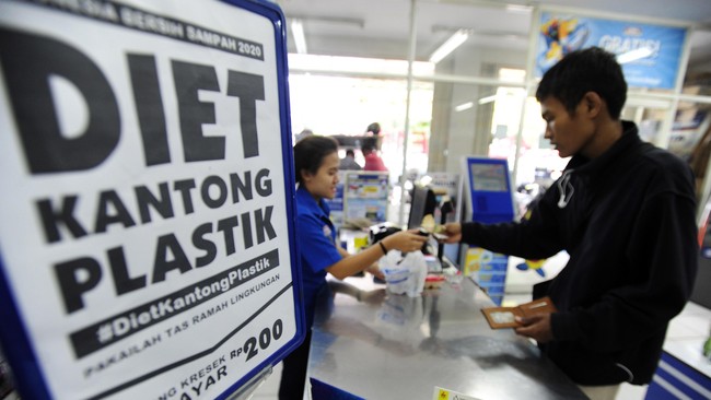 Kebijakan plastik berbayar bertujuan untuk mengurangi penumpukan sampah plastik sekaligus mendorong penggunaan tas berbahan daur ulang pada industri ritel.