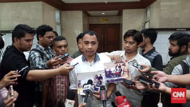 Tuduhan gratifikasi disebut berkaitan dengan pencalonan Ade Komarudin sebagai calon Ketua Umum Golkar menggantikan Aburizal Bakrie.