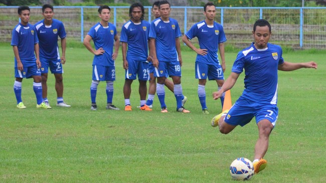 Gol Atep dan Febri Hariyadi berhasil membawa Persib tekuk tim tamu Persegres Gresik United dalam lanjutan ISC 2016 di Stadion Wibawa Mukti.