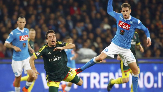 Penyerang asal Polandia Arkadiusz Milik mencetak dua gol untuk Napoli ke gawang AC Milan dalam lanjutan kompetisi Serie A. Napoli akhirnya menang 4-2.