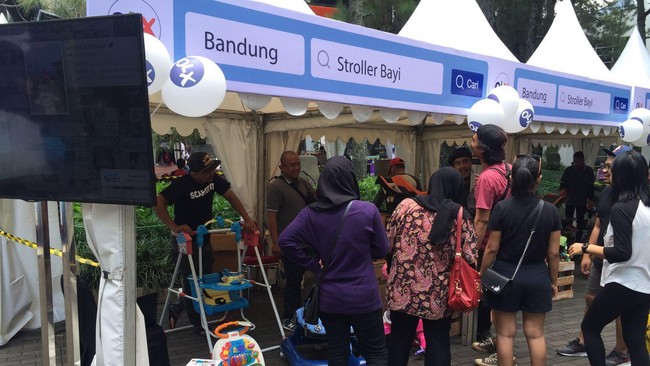 Pasar OLX adalah ajang temu para penjual dan pembeli barang bekas. Di Jakarta, ada sejumlah artis yang berpartisipasi dalam acara ini.
