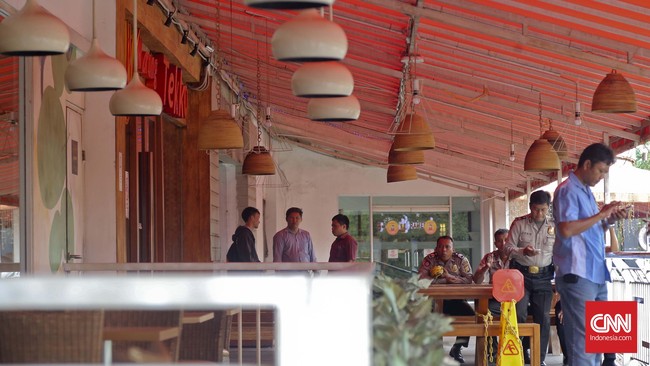 Benda mencurigakan diduga bom berhasil dijinakkan Unit Gegana Satuan Brimob Polda Metro Jaya. Benda tergeletak di Warung Tekko, Plaza Kalibata, Jakarta Selatan.