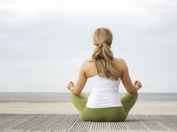 Turis Lagi Asyik Yoga di Hotel, eh... Digigit Ular Berbisa