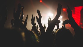 Polisi Usut Konser Musik 3.000 Penonton Lempari Satgas di Makassar
