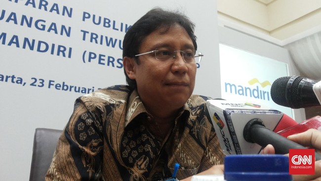 Direktur Utama PT Bank Mandiri Tbk, Budi Gunadi Sadikin, usai menyampaikan paparan kinerja keuangan perusahaan tahun 2015 di Plaza Mandiri, Jakarta, Selasa (23/2).