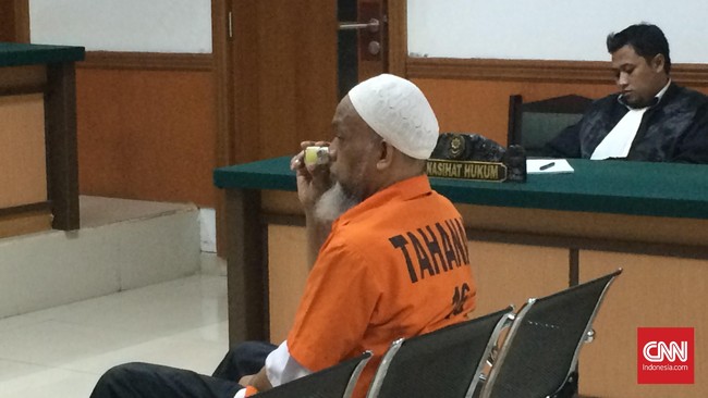 Selain kasus pelemparan bom di Sulawesi Selatan, Muhammad Basri juga memberangkatkan anaknya, Syaifullah, dan keponakannya, Jasman, ke Suriah.