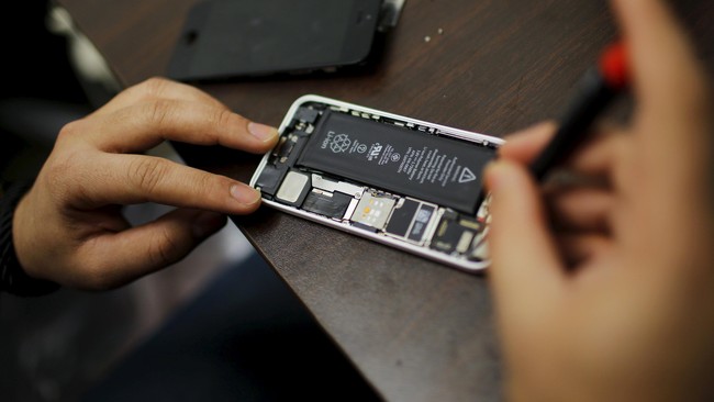 FBI belum juga berhasil membongkar iPhone milik pelaku penembakan di San Bernardino, Syed Ridwan Farook. Hacker pun diminta bantuannya.