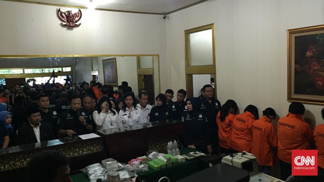 Polisi menangkap sembilan tersangka pelaku praktik abrosi ilegal di Cikini. Dokter di klinik tersebut ternyata hanya lulusan sekolah menengah pertama.