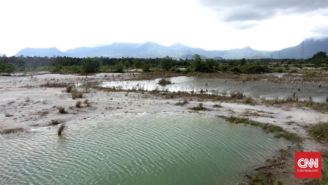 Di luar meriah Cap Go Meh, Singkawang ternyata punya tempat-tempat menarik yang bisa dijadikan obyek wisata. Misalnya Batu Belimbing dan Danau Biru.