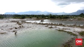 Batu Belimbing Terbengkalai dan Danau Biru Berbahaya