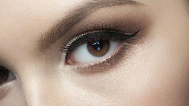 Asal membentuk alis hanya akan menimbulkan kesan berbeda plus membuat muka 'berantakan', berikut tipe alis yang cocok untuk diaplikasikan berdasar jenis wajah. 