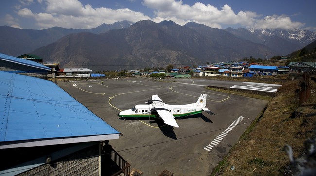 Pesawat diduga jatuh di wilayah pegunungan setelah terbang selama delapan menit. Pencarian dengan helikopter dipersulit oleh cuaca buruk.