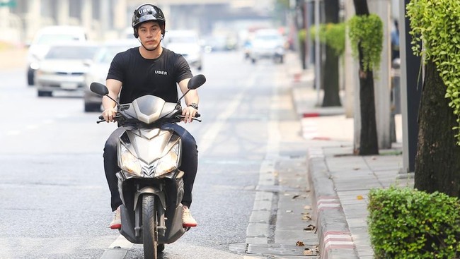 Di hari yang sama ketika Uber merilis UberMotor di Jakarta, layanan GrabBike dari Malaysia angkat bicara menanggapi kehadiran pesaing barunya.