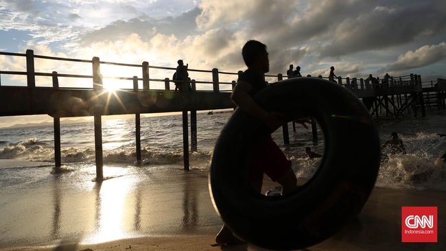 Mengantar Senja Di Pantai Pasir Panjang Singkawang